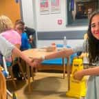 Sofia-Ann McKenna (à gauche) et Tamika Hezzell (à droite) se tenant la main à l’hôpital 