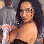 Tayah Ettienne en train d'allaiter sa fille lors du festival 