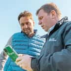 un agriculteur utilise l'application Farmi