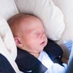 Un b&eacute;b&eacute; dans un si&egrave;ge auto