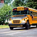Un bus scolaire en train de rouler 