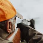 Un chasseur en train de viser avec son fusil 