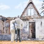 Un couple de retraités retrouve sa maison détruite