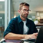 Un employé de bureau 