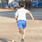 Un enfant en train de courir