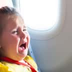 Un enfant pleure dans un avion