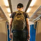 Un homme dans un train
