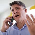 Un homme exasp&eacute;r&eacute; au t&eacute;l&eacute;phone