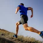 Un homme fait du trail