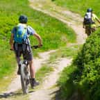 Un homme fait du VTT