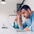 Un homme fatigué au bureau