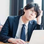 Un Japonais soucieux au travail
