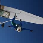 Un parachutiste en train de sauter 