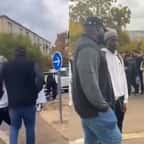 Un père vient extirper son fils d'un blocus