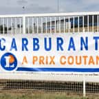 Une affiche indiquant que les carburants sont &agrave; prix co&ucirc;tant
