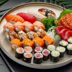 Une assiette de sushis