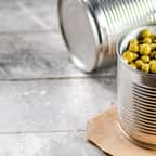 une bo&icirc;te de petits pois ouverte