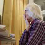 Une dame âgée devant un ordinateur 