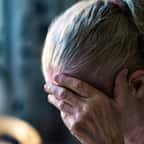 Une femme âgée en train de pleurer 