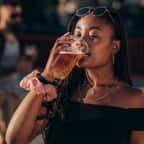 Une femme boit de la bière