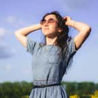 Une femme heureuse