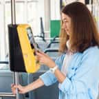 Une femme paie par carte bancaire dans un bus