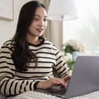 Une femme qui utilise son ordinateur portable 