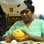 Une femme se filme en train de couper une mangue