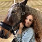 Une membre du sanctuaire et un cheval