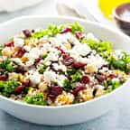 une salade compos&eacute;e avec du fromage &eacute;miett&eacute;