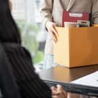 Une salariée quittant son poste après avoir été licenciée