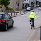 Une voiture d&eacute;passe un cycliste