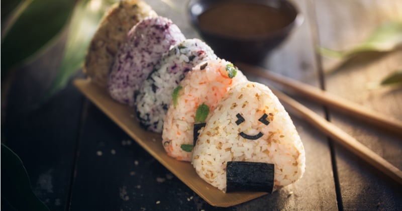 Ensemble De Restauration Rapide Japonaise Onigiri - Riz Avec Farce Moulé En  Forme De Triangle En Nori