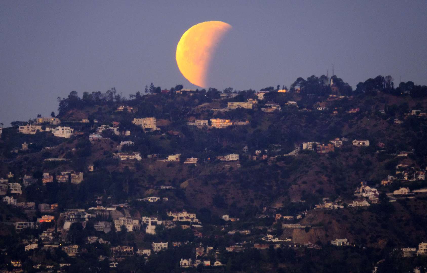 La Super Lune bleue de sang en photos : les plus beaux clichés d'un phénomène extraordinaire ! Par Hugo N. LA%20-%20Richard%20Vogel