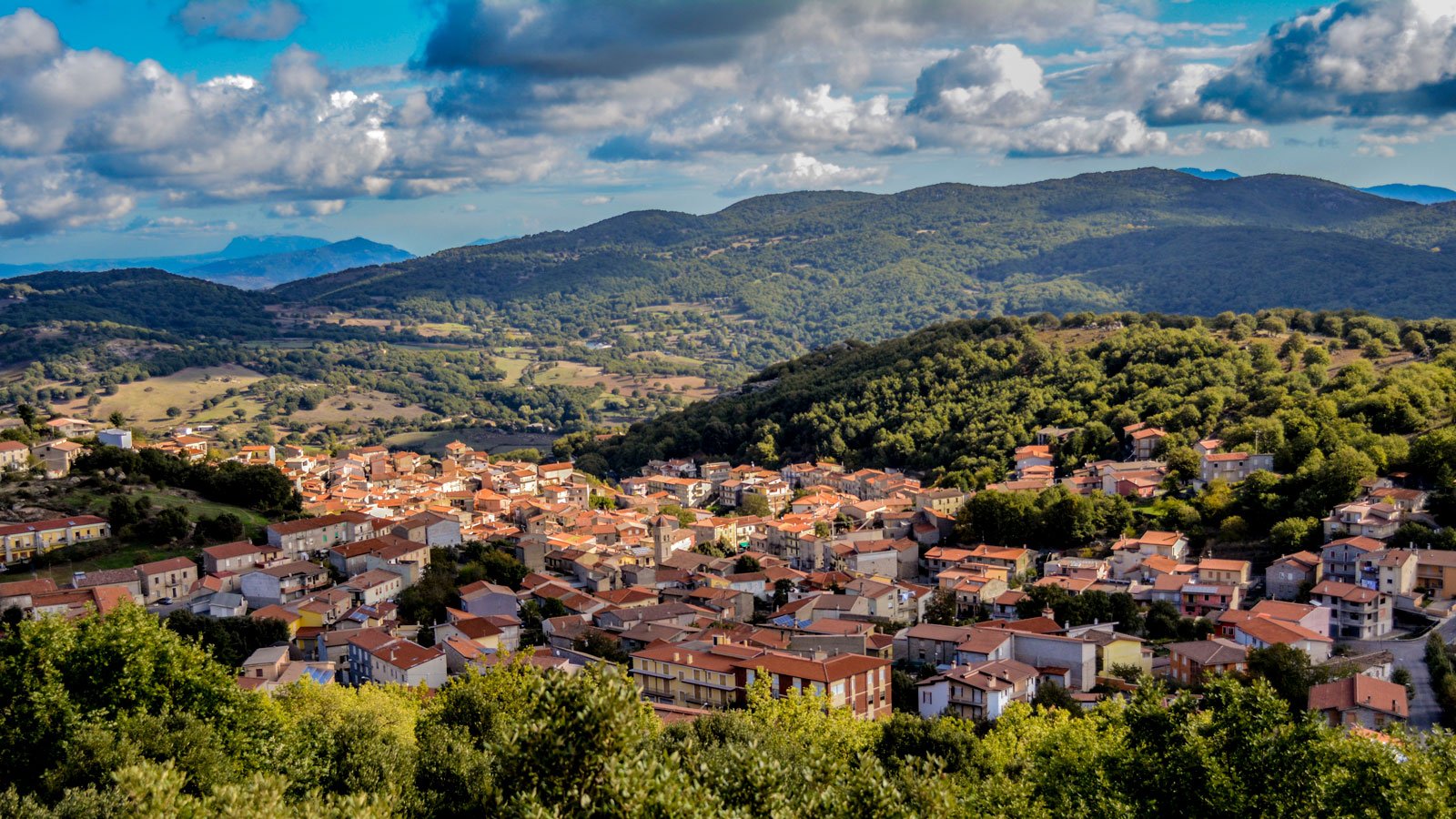 Italie : des maisons en pierre à 1 euro en vente dans un petit village de Sardaigne ! Par Clément P.                     Cnn