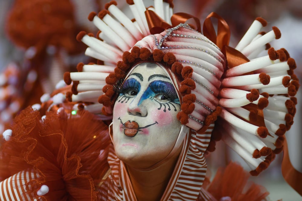 30 photos des festivités du carnaval de Rio qui vient de s'achever, preuve que c'est à faire au moins une fois dans sa vie ! Par Pauline M. (+Vid.61mn sur Bidfoly.com)                       Shutterstock_1021888198