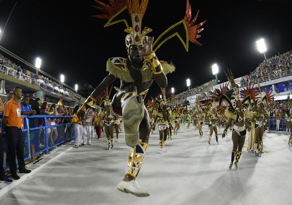 30 photos des festivités du carnaval de Rio qui vient de s'achever, preuve que c'est à faire au moins une fois dans sa vie ! Par Pauline M. (+Vid.61mn sur Bidfoly.com)                       Shutterstock_1021888243