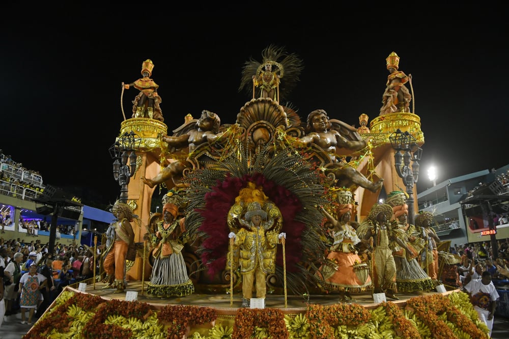 30 photos des festivités du carnaval de Rio qui vient de s'achever, preuve que c'est à faire au moins une fois dans sa vie ! Par Pauline M. (+Vid.61mn sur Bidfoly.com)                       Shutterstock_1021888309