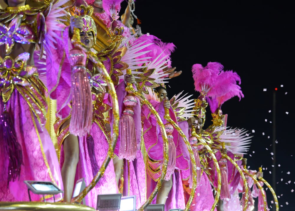 30 photos des festivités du carnaval de Rio qui vient de s'achever, preuve que c'est à faire au moins une fois dans sa vie ! Par Pauline M. (+Vid.61mn sur Bidfoly.com)                       Shutterstock_1022764156