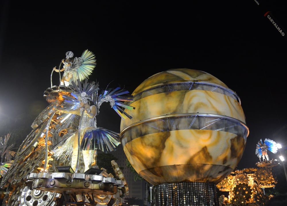 30 photos des festivités du carnaval de Rio qui vient de s'achever, preuve que c'est à faire au moins une fois dans sa vie ! Par Pauline M. (+Vid.61mn sur Bidfoly.com)                       Shutterstock_1023000997