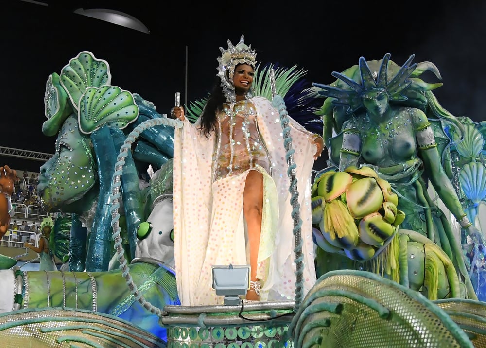 30 photos des festivités du carnaval de Rio qui vient de s'achever, preuve que c'est à faire au moins une fois dans sa vie ! Par Pauline M. (+Vid.61mn sur Bidfoly.com)                       Shutterstock_1023309292