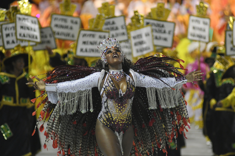 30 photos des festivités du carnaval de Rio qui vient de s'achever, preuve que c'est à faire au moins une fois dans sa vie ! Par Pauline M. (+Vid.61mn sur Bidfoly.com)                       Shutterstock_1023309406