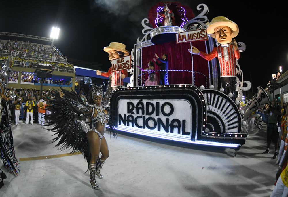 30 photos des festivités du carnaval de Rio qui vient de s'achever, preuve que c'est à faire au moins une fois dans sa vie ! Par Pauline M. (+Vid.61mn sur Bidfoly.com)                       Shutterstock_1023309424