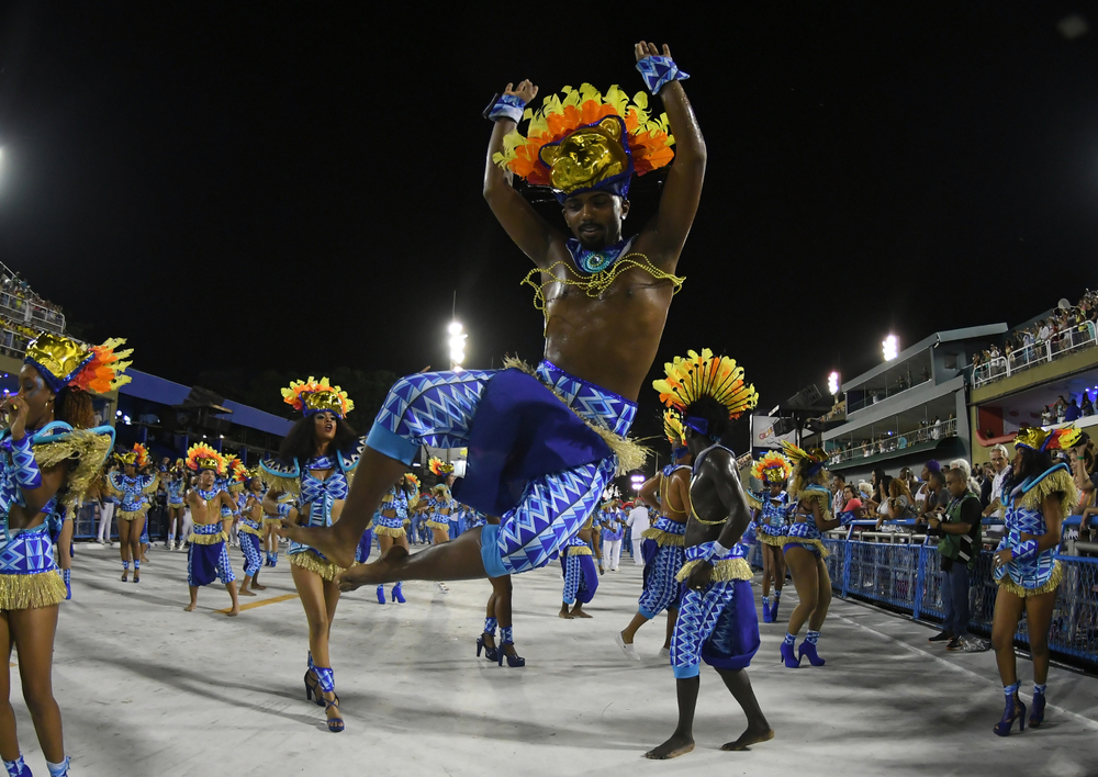 30 photos des festivités du carnaval de Rio qui vient de s'achever, preuve que c'est à faire au moins une fois dans sa vie ! Par Pauline M. (+Vid.61mn sur Bidfoly.com)                       Shutterstock_1023309463