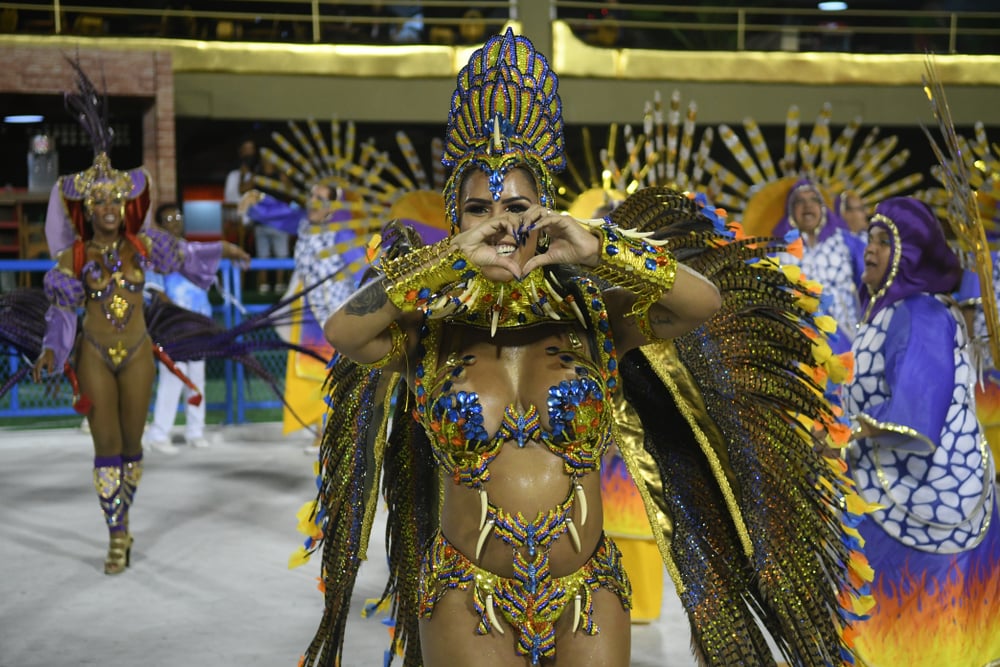 30 photos des festivités du carnaval de Rio qui vient de s'achever, preuve que c'est à faire au moins une fois dans sa vie ! Par Pauline M. (+Vid.61mn sur Bidfoly.com)                       Shutterstock_1023309475