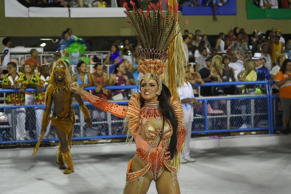 30 photos des festivités du carnaval de Rio qui vient de s'achever, preuve que c'est à faire au moins une fois dans sa vie ! Par Pauline M. (+Vid.61mn sur Bidfoly.com)                       Shutterstock_1023309493