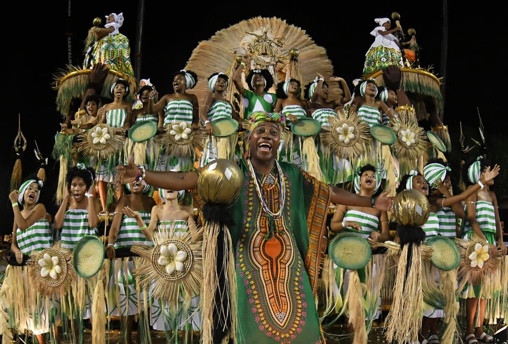 30 photos des festivités du carnaval de Rio qui vient de s'achever, preuve que c'est à faire au moins une fois dans sa vie ! Par Pauline M. (+Vid.61mn sur Bidfoly.com)                       Shutterstock_1023309502