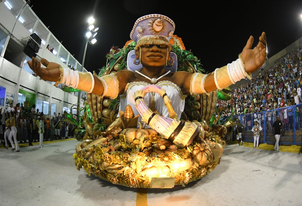30 photos des festivités du carnaval de Rio qui vient de s'achever, preuve que c'est à faire au moins une fois dans sa vie ! Par Pauline M. (+Vid.61mn sur Bidfoly.com)                       Shutterstock_1023309511
