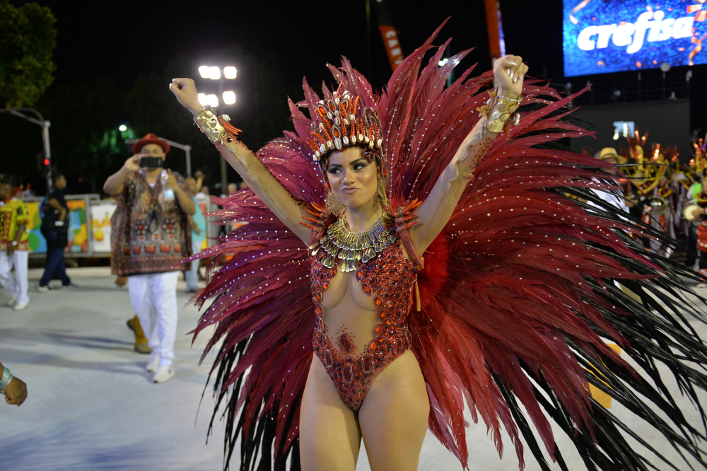 30 photos des festivités du carnaval de Rio qui vient de s'achever, preuve que c'est à faire au moins une fois dans sa vie ! Par Pauline M. (+Vid.61mn sur Bidfoly.com)                       Shutterstock_1023387586