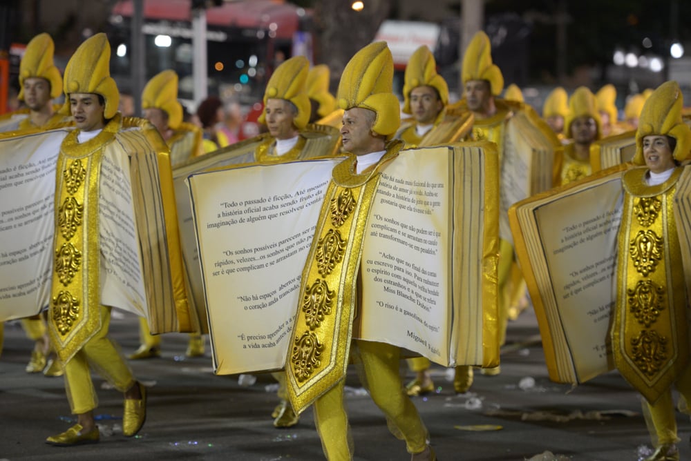 30 photos des festivités du carnaval de Rio qui vient de s'achever, preuve que c'est à faire au moins une fois dans sa vie ! Par Pauline M. (+Vid.61mn sur Bidfoly.com)                       Shutterstock_1023561289